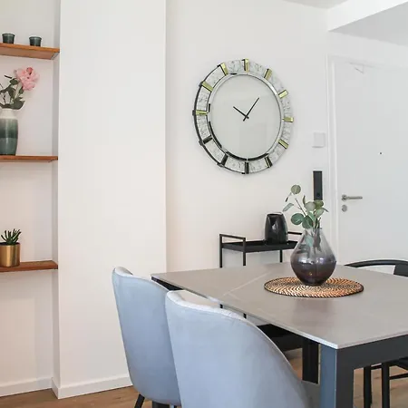 Apartment Tropical - Fuer Freunde & Familien, Stadtnah, Parkplatz, E-ladestation, Gitterbox Fuer Fahrraeder, Fitnessstudio, Digitale Gaestemappe Mit Restaurant- Und Unternehmenstipps Koblenz (Rhineland-Palatinate)