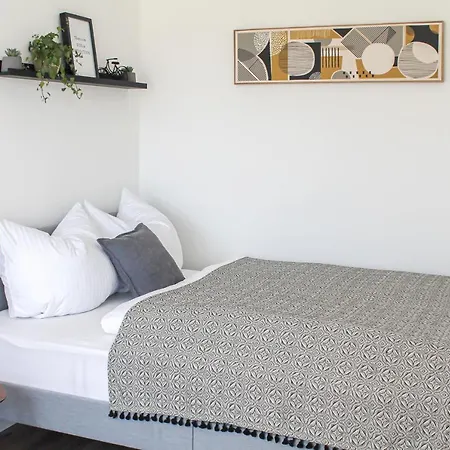 Apartment Tropical - Fuer Freunde & Familien, Stadtnah, Parkplatz, E-ladestation, Gitterbox Fuer Fahrraeder, Fitnessstudio, Digitale Gaestemappe Mit Restaurant- Und Unternehmenstipps Koblenz (Rhineland-Palatinate)