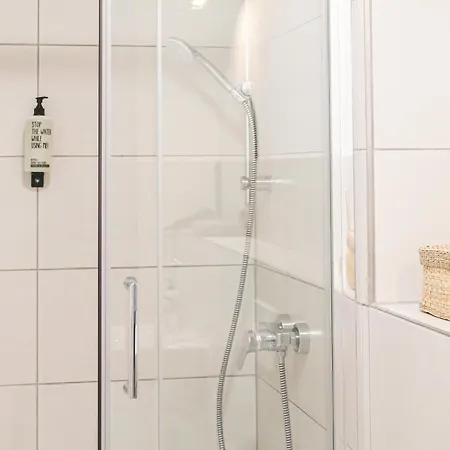 Tropical - Fuer Freunde & Familien, Stadtnah, Parkplatz, E-ladestation, Gitterbox Fuer Fahrraeder, Fitnessstudio, Digitale Gaestemappe Mit Restaurant- Und Unternehmenstipps Koblenz (Rhineland-Palatinate)