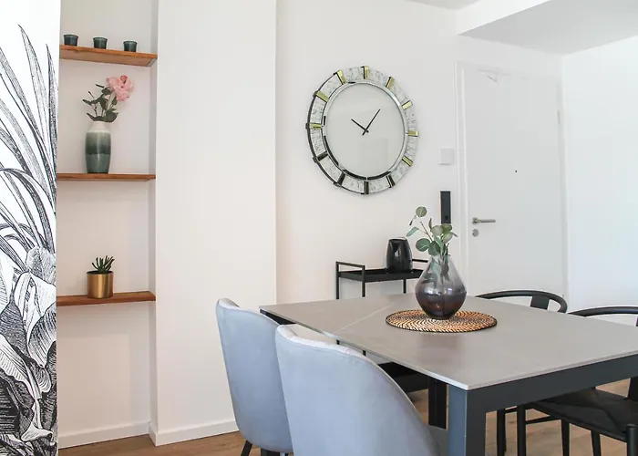 Daire Tropical - Fuer Freunde & Familien, Stadtnah, Parkplatz, E-ladestation, Gitterbox Fuer Fahrraeder, Fitnessstudio, Digitale Gaestemappe Mit Restaurant- Und Unternehmenstipps Koblenz (Rhineland-Palatinate)